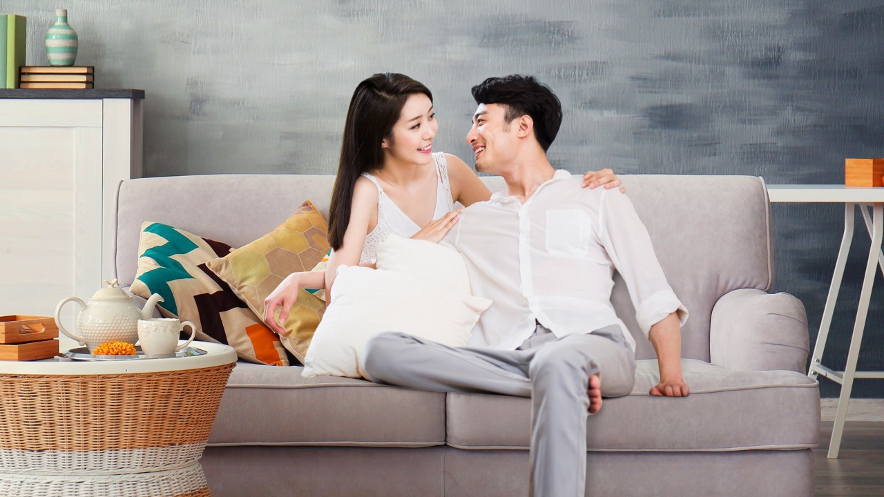 Một cặp đôi đang ngồi thư giãn trên ghế sofa; hình ảnh sử dụng cho trang vay tiêu dùng HSBC Việt Nam