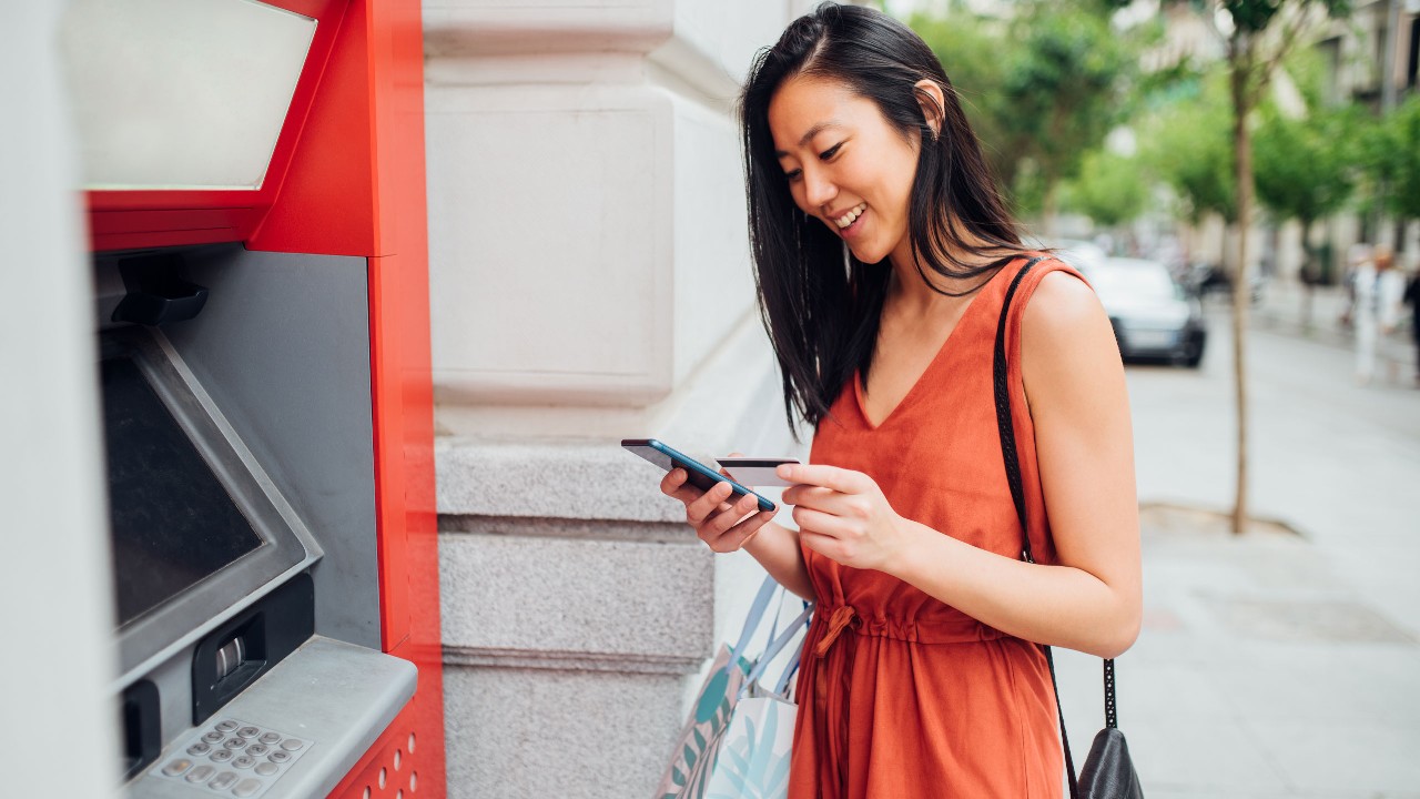 HSBC có hỗ trợ kích hoạt thẻ tín dụng thông qua ứng dụng di động không?
